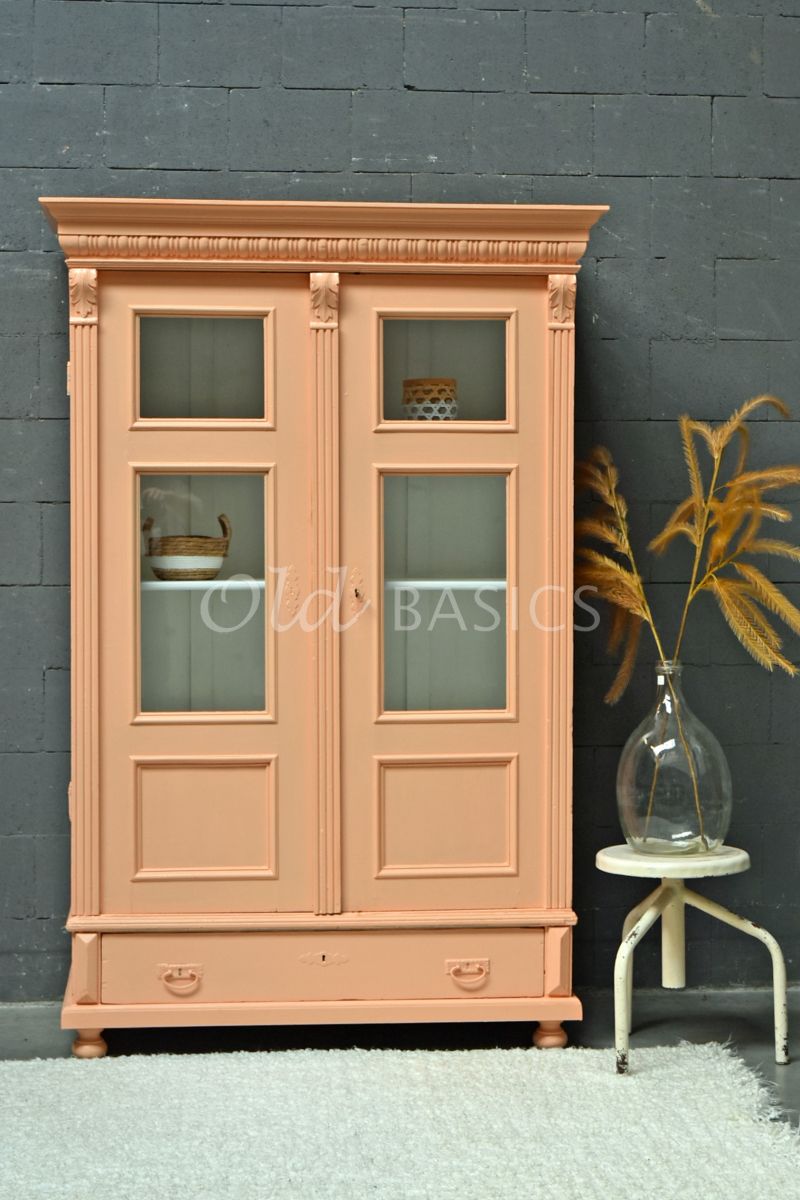 Detail van Vitrinekast, zalm, materiaal hout